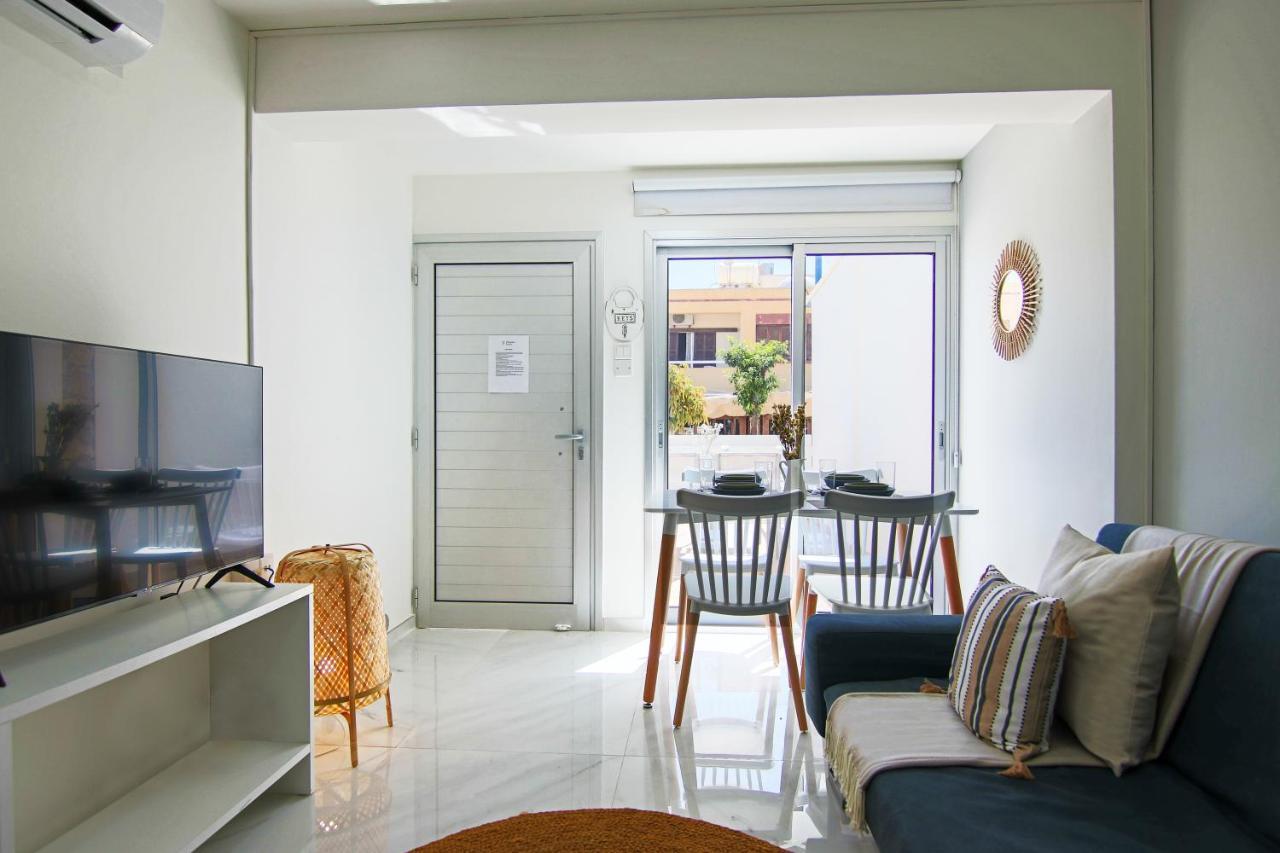 Phaedrus Living City View Fountain Court 08 Apartment